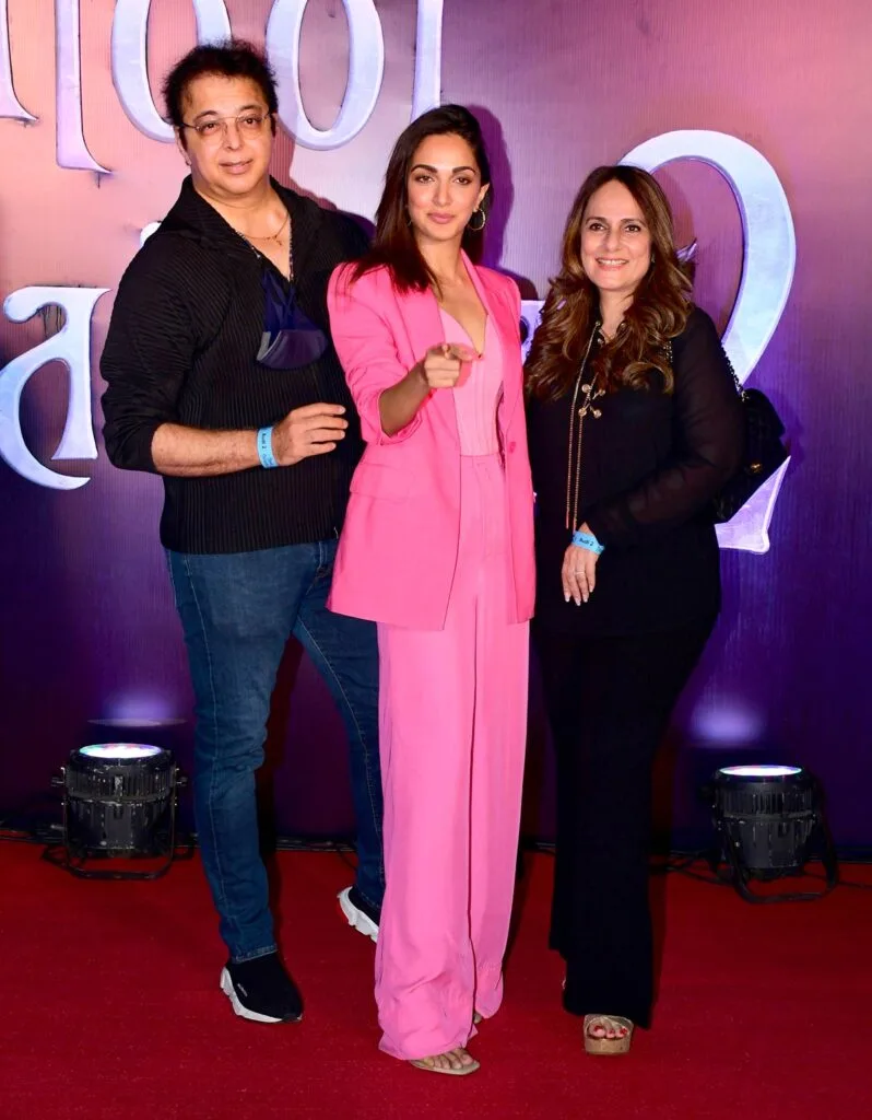 Jagdeep Advani with kiara Advani and Genevieve Advani